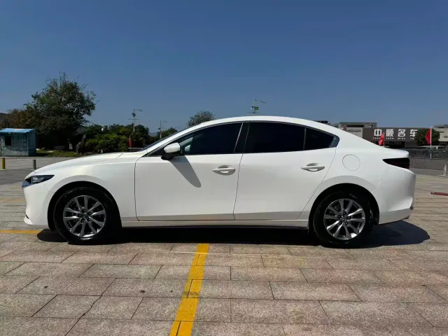 Mazda Axela — Фото автомобиля 4