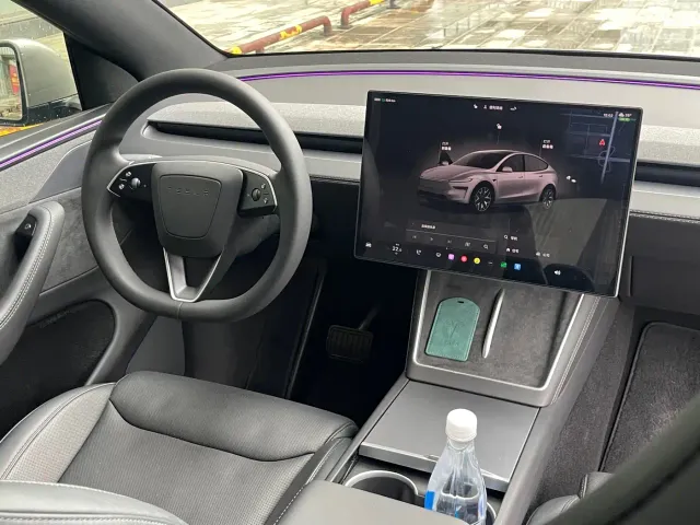 Tesla Model Y L — Фото автомобиля 10