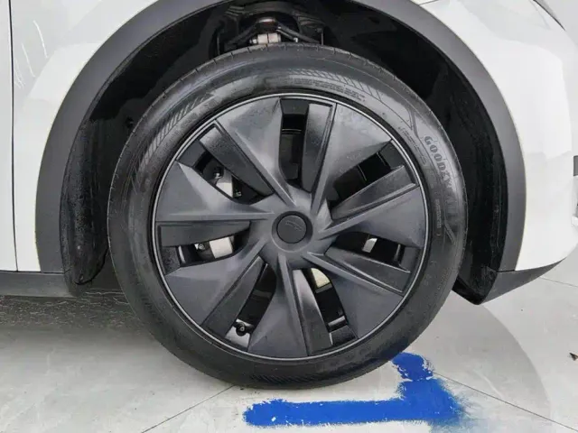Tesla Model Y — Фото автомобиля 6