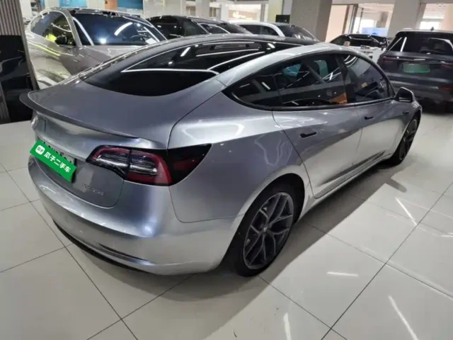 Tesla Model 3 — Фото автомобиля 6