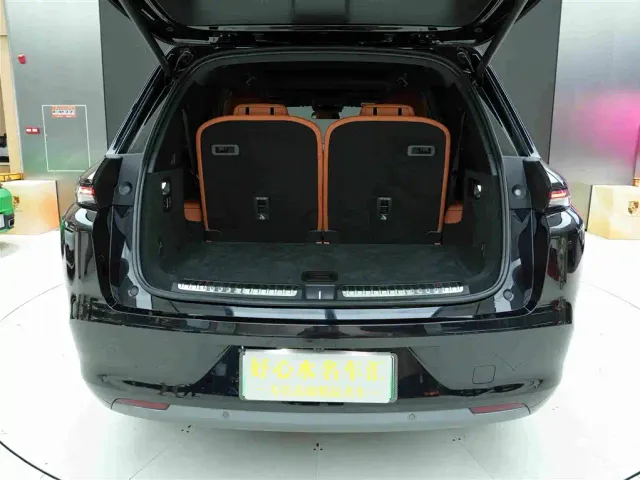 Li Auto L8 — Фото автомобиля 22
