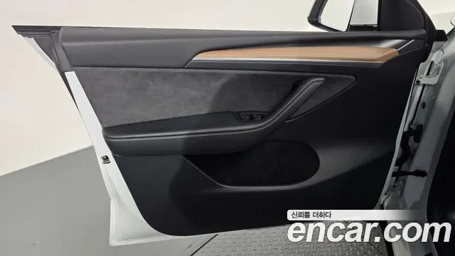 Tesla Model Y — Фото автомобиля 22