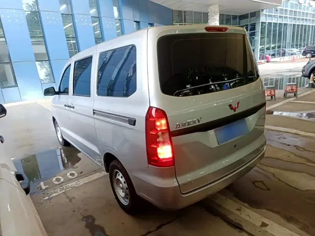 Wuling Hongguang V — Фото автомобиля 22