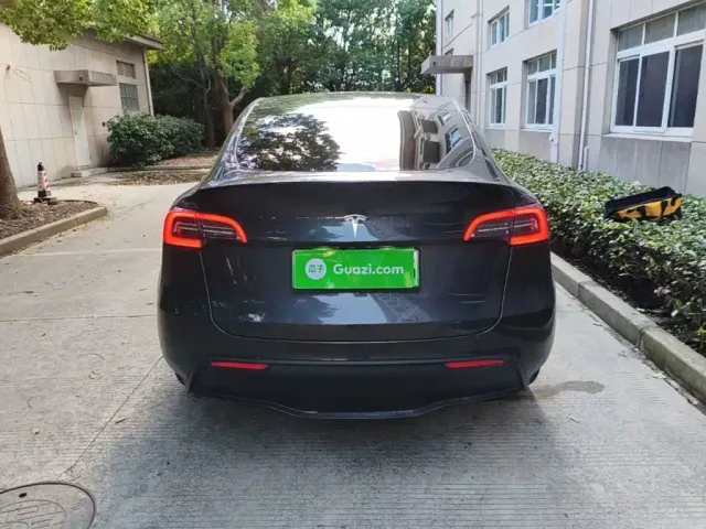 Tesla Model Y — Фото автомобиля 5