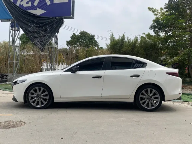 Mazda Axela — Фото автомобиля 8