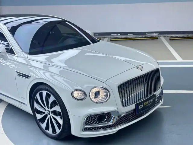 Bentley Flying Spur — Фото автомобиля 3
