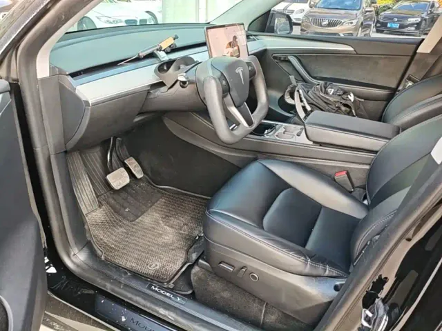 Tesla Model Y — Фото автомобиля 14