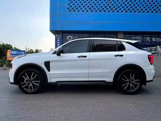 Lynk & Co 01 — Фото автомобиля 3