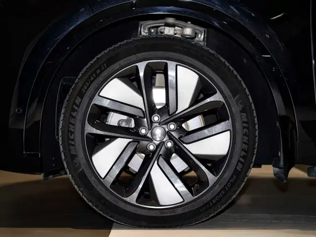 Li Auto L9 — Фото автомобиля 12