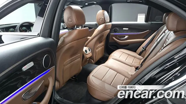 Mercedes-Benz E-Class — Фото автомобиля 4