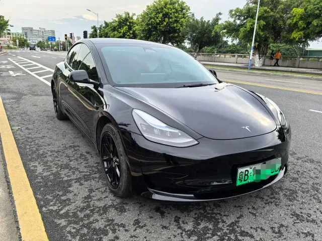 Tesla Model 3 — Фото автомобиля 2