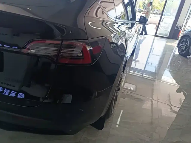 Tesla Model Y — Фото автомобиля 7