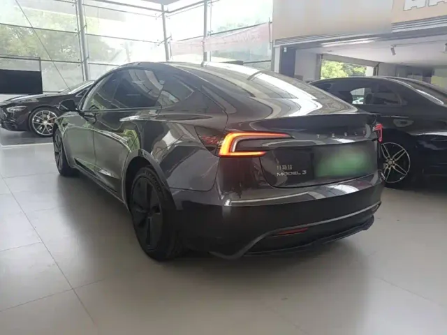 Tesla Model 3 — Фото автомобиля 4
