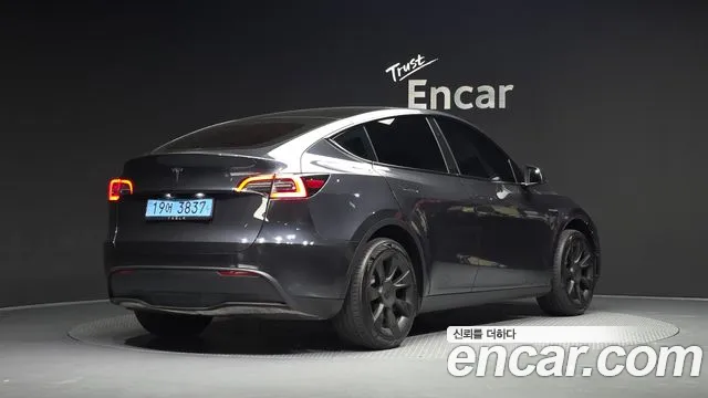 Tesla Model Y — Фото автомобиля 2