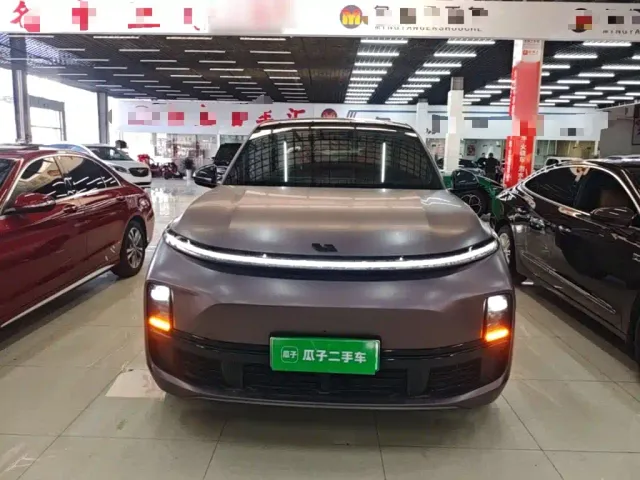 Li Auto L8 — Фото автомобиля 2