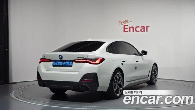BMW i4 — Фото автомобиля 2