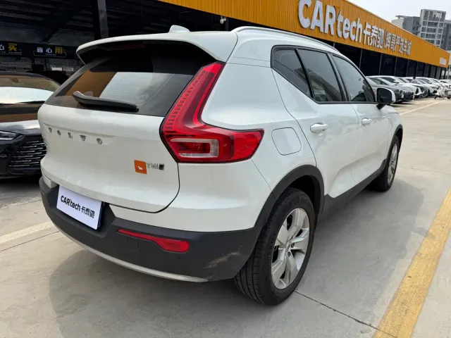 Volvo XC40 — Фото автомобиля 9