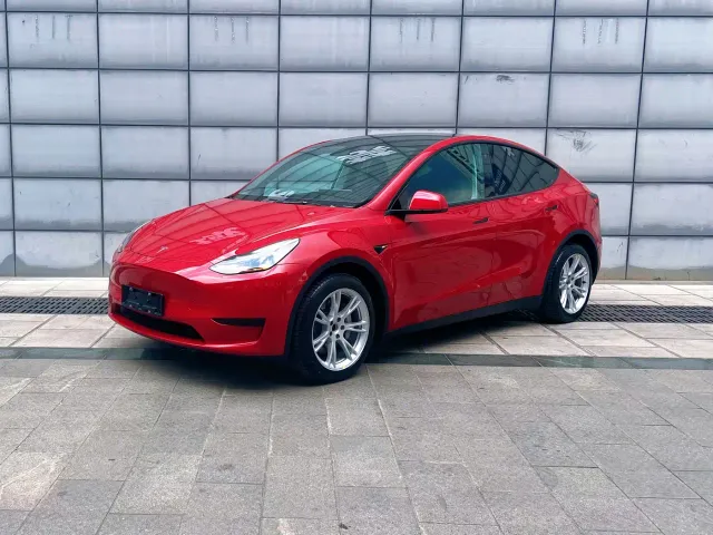 Tesla Model Y — Фото автомобиля 2