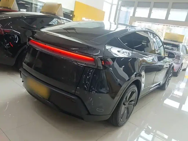 Tesla Model Y — Фото автомобиля 6