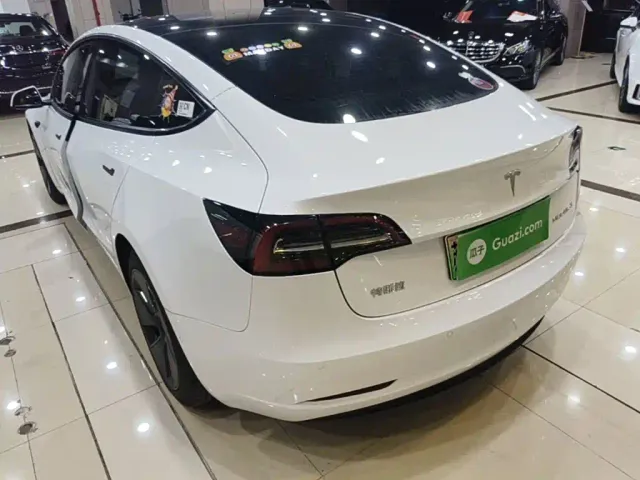 Tesla Model 3 — Фото автомобиля 4