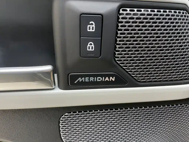 Land Rover Defender — Фото автомобиля 8