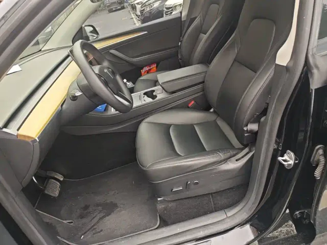 Tesla Model Y — Фото автомобиля 11
