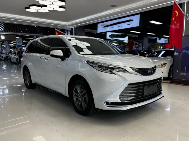 Toyota Sienna — Фото автомобиля 3