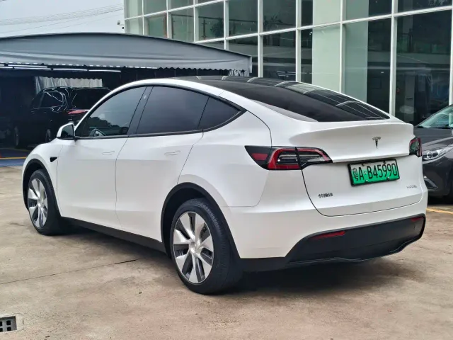 Tesla Model Y — Фото автомобиля 8