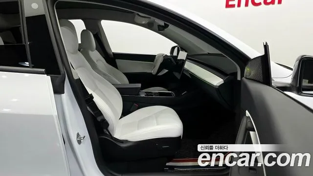 Tesla Model Y — Фото автомобиля 12