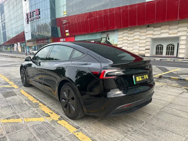 Tesla Model 3 — Фото автомобиля 17