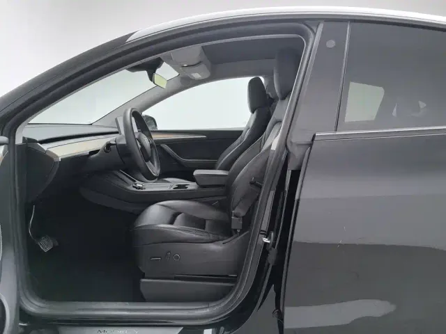 Tesla Model Y — Фото автомобиля 10
