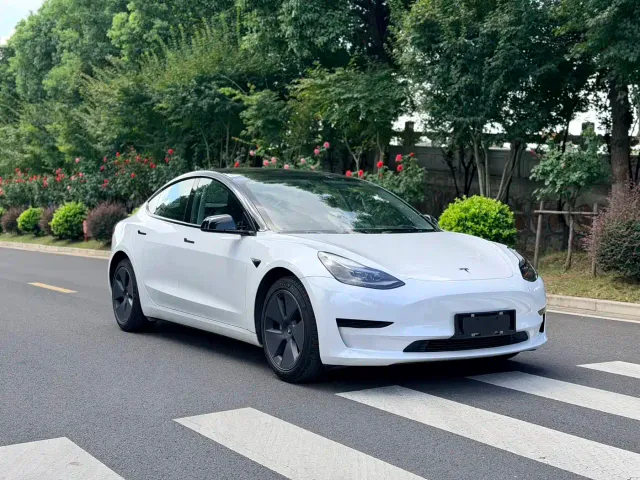 Tesla Model 3 — Фото автомобиля 2
