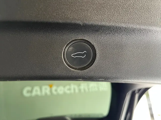 Tesla Model Y — Фото автомобиля 19
