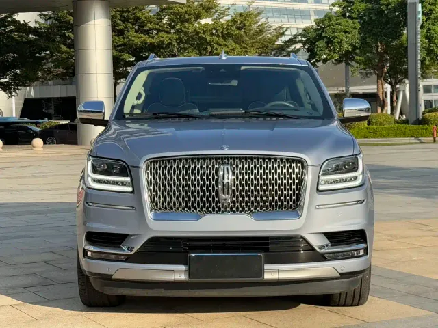 Lincoln Navigator — Фото автомобиля 2