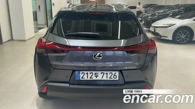 Lexus UX — Фото автомобиля 4