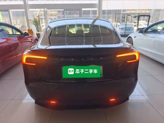 Tesla Model 3 — Фото автомобиля 5