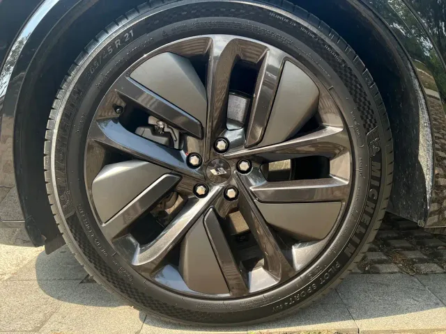 Li Auto L8 — Фото автомобиля 17
