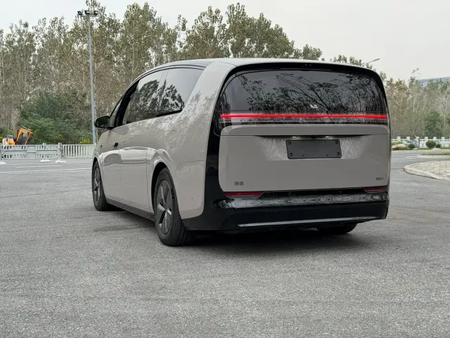 Li Auto MEGA — Фото автомобиля 21