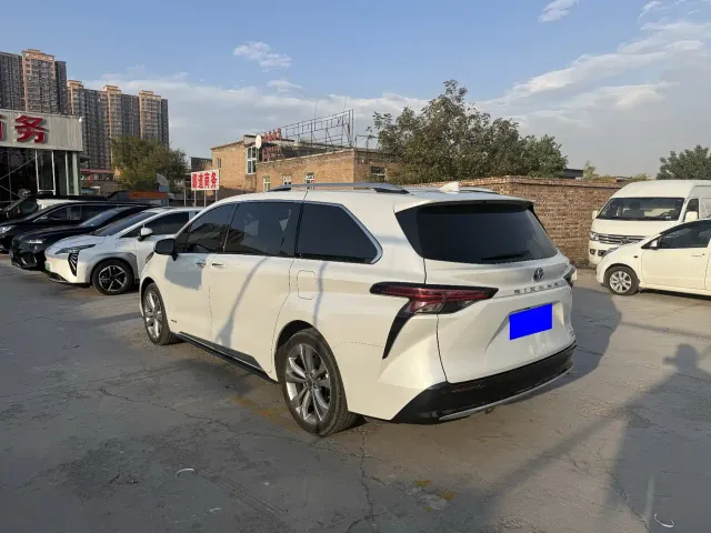 Toyota Sienna — Фото автомобиля 7
