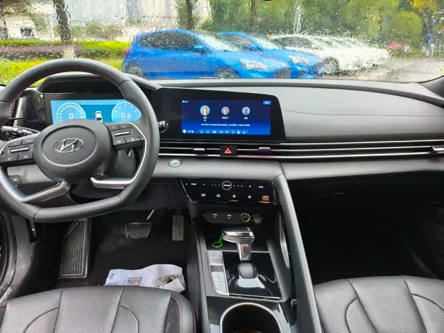 Hyundai Elantra 2022 1.5L CVT LUX Black Knight Limited Edition — Фото автомобиля 13
