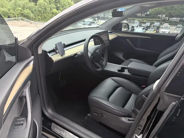 Tesla Model Y — Фото автомобиля 11