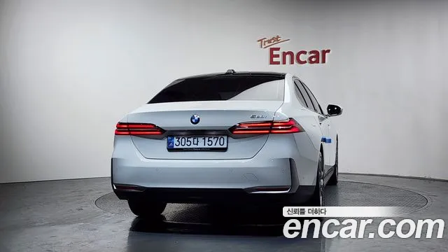 BMW 5-Series — Фото автомобиля 4