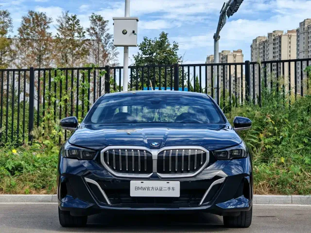 BMW 5 Series — Фото автомобиля 2