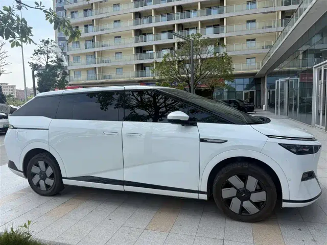 Xpeng X9 — Фото автомобиля 9