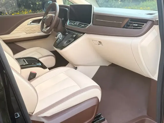 Bestune Besturn M9 — Фото автомобиля 6