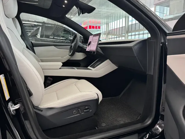Tesla Model Y L — Фото автомобиля 13