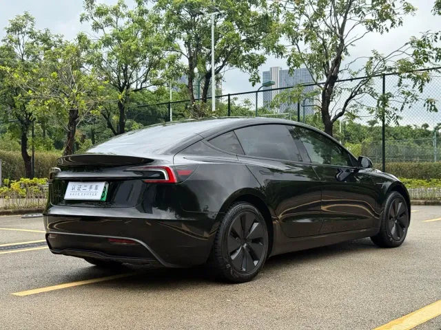 Tesla Model 3 — Фото автомобиля 11