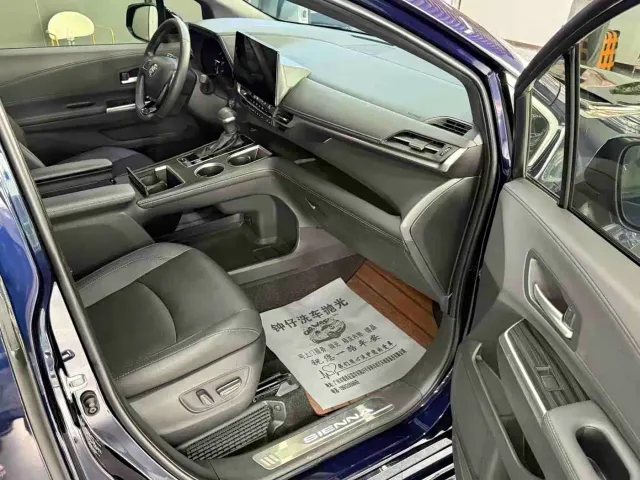 Toyota Sienna — Фото автомобиля 4