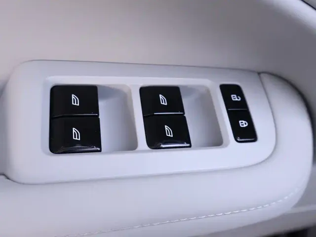 Volvo Volvo EM90 2025 Ultra Six-Seater — Фото автомобиля 17