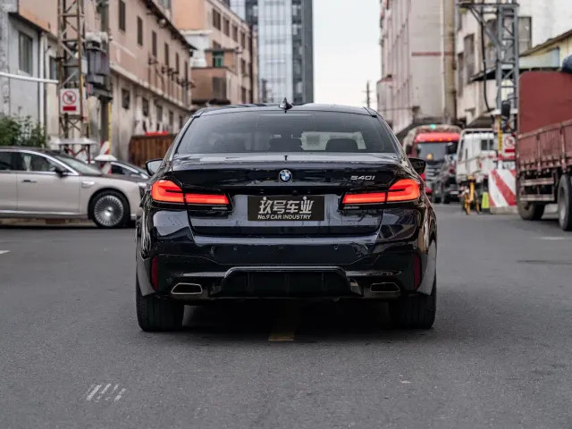 BMW 5 Series — Фото автомобиля 4